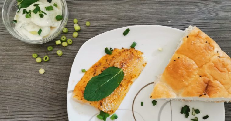 Würziges Kabeljaufilet mit Gurkensalat und Fladenbrot