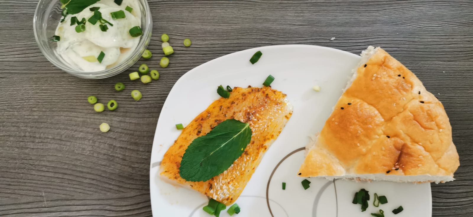 Würziges Kabeljaufilet mit Gurkensalat und Fladenbrot