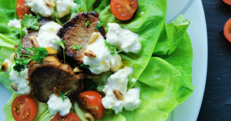 Salat mit Honig-Feta-Creme