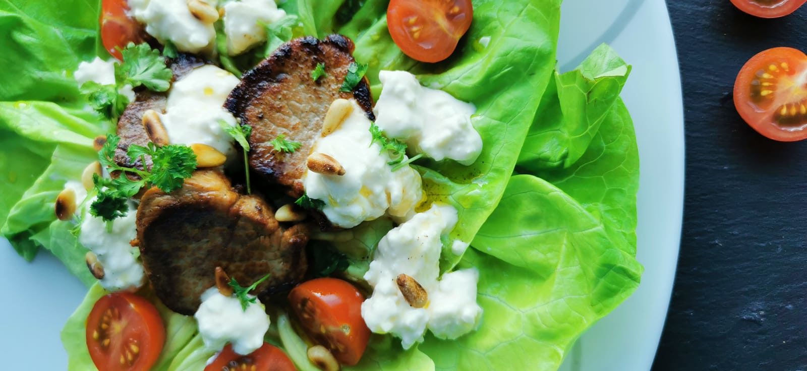 Salat mit Honig-Feta-Creme